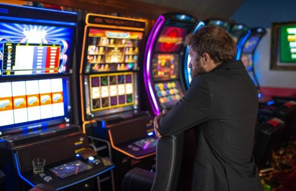 How are online lottery prize tiers designed to keep players engaged?
