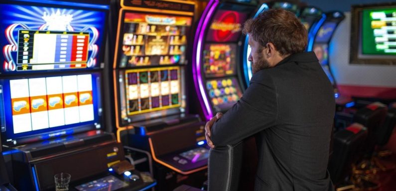How are online lottery prize tiers designed to keep players engaged?